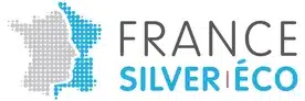 Le logo de "FRANCE SILVER ÉCO" est composé de deux éléments principaux. À gauche, une représentation stylisée de la France métropolitaine, réalisée avec des carrés bleus, évoque l’innovation et le numérique.
